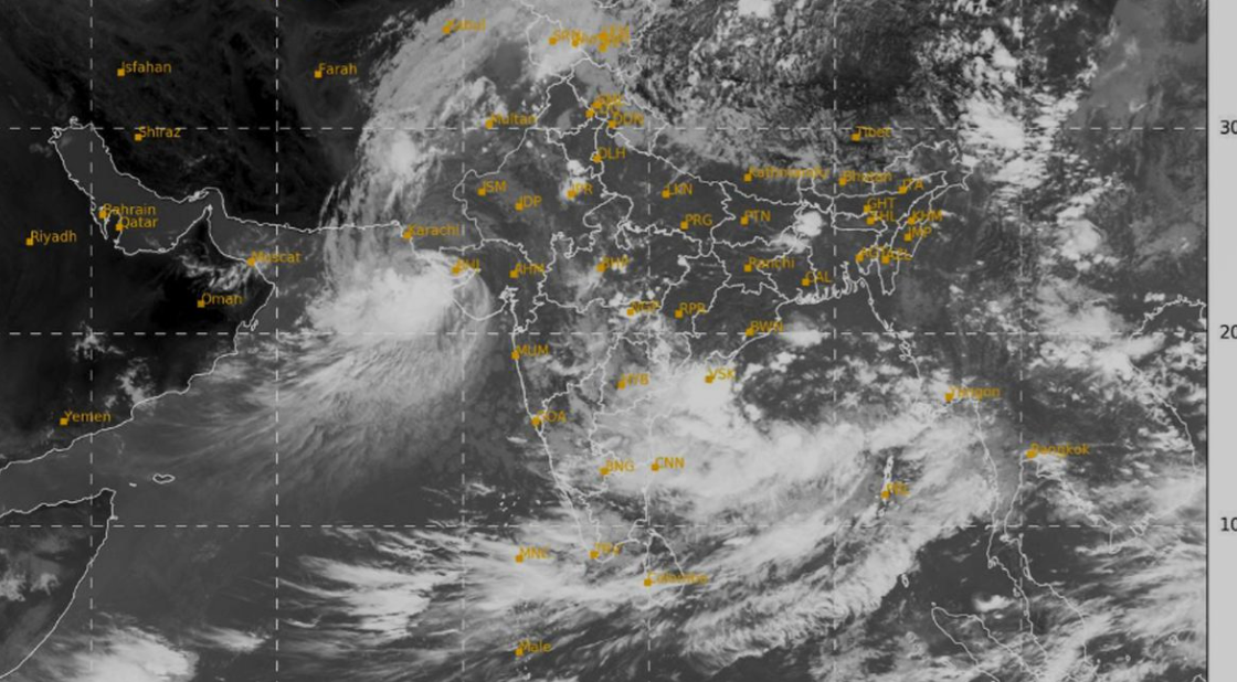 Cyclone Asna Triggers Red Alert in Karnataka; Heavy Rains Forecasted for Gujarat